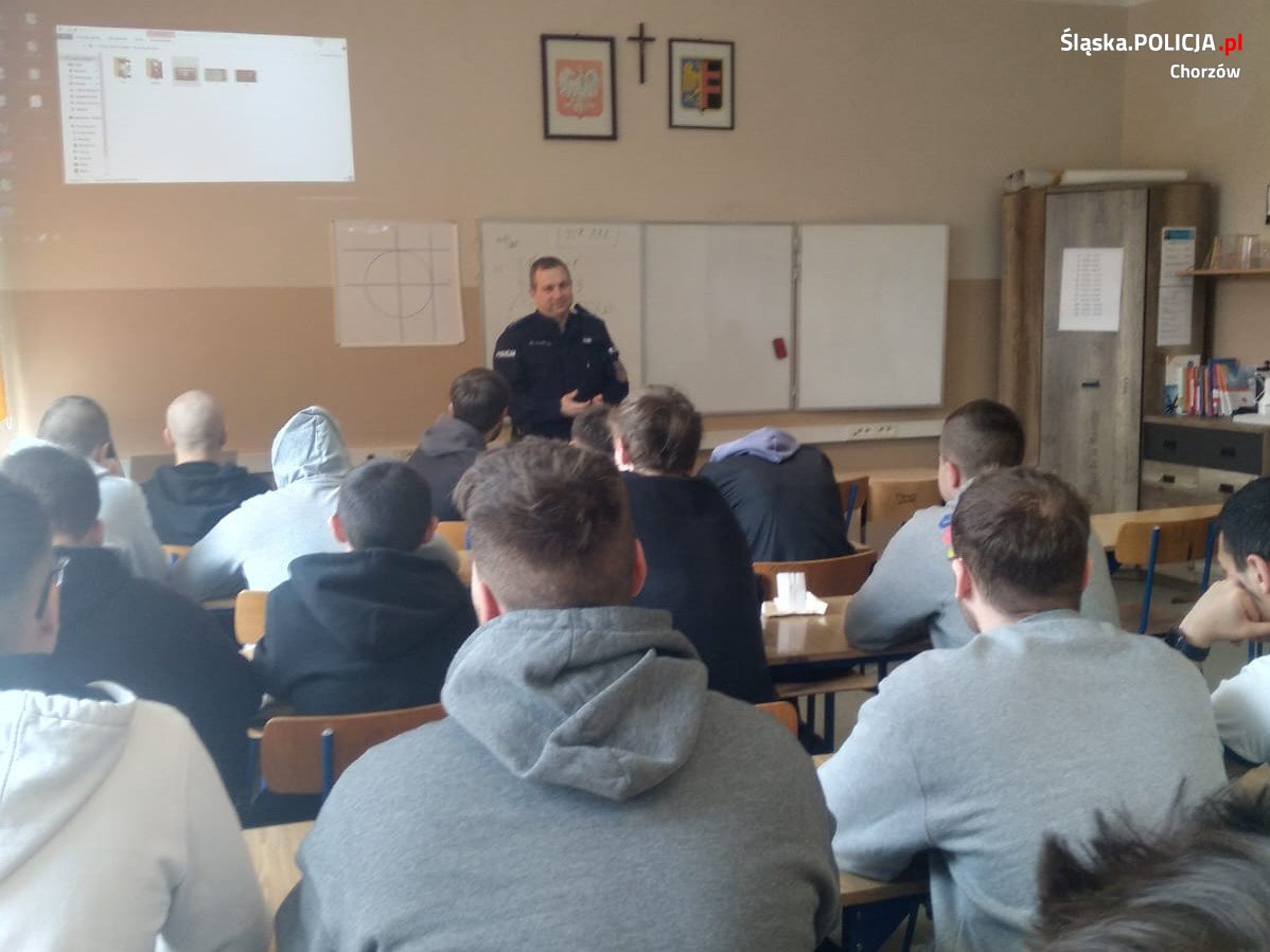 Policjanci spotkali się z młodzieżą oraz chorzowskimi seniorami