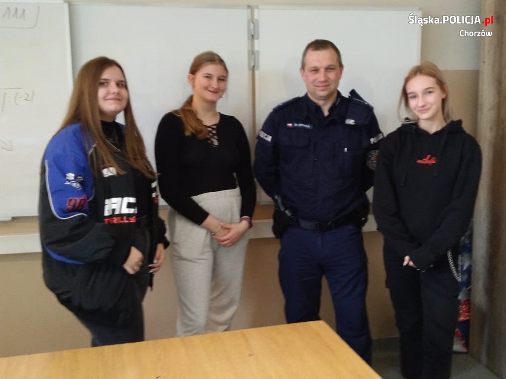 Policjanci spotkali się z młodzieżą oraz chorzowskimi seniorami