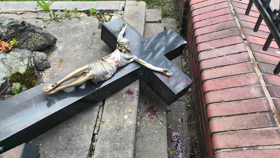 Chorzów: Wandale zdewastowali krzyż znajdujący się na terenie parafii św. Jadwigi