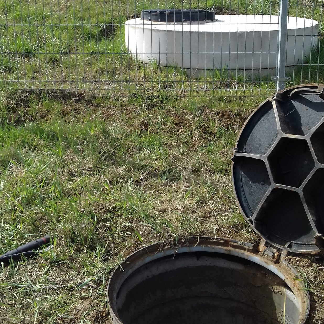 Nieznana substancja w dopływie rzeki Ruda. Pobrano próbki wody do analizy!