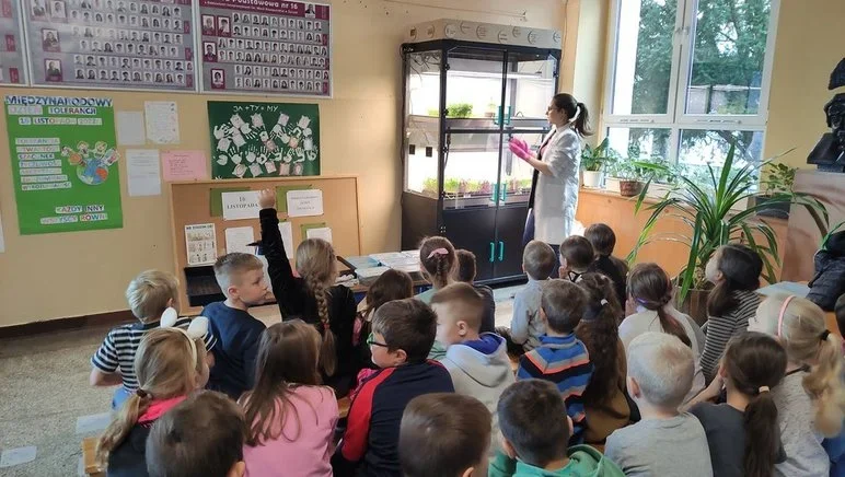 Niezwykła innowacja w SP 16. Farma wertykalna zachwyca uczniów