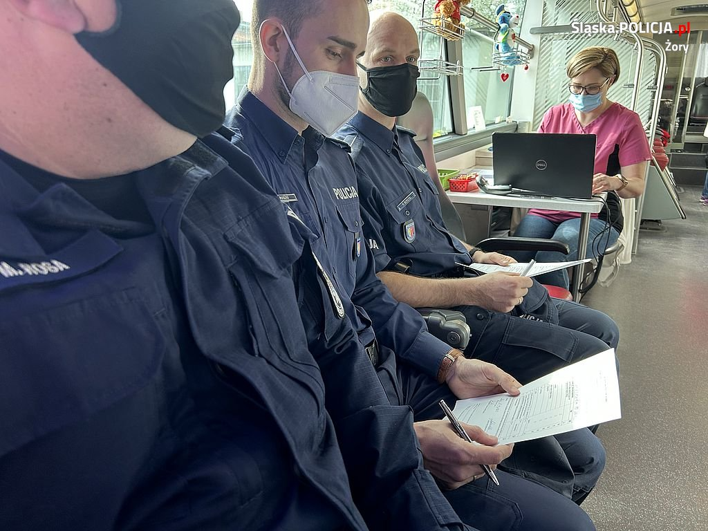 Akcja krwiodawstwa na parkingu Komendy Miejskiej Policji w Żorach