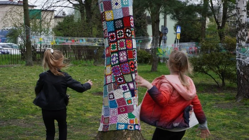 W Szkole Podstawowej nr 16 stworzono drzewa do przytulania [ZDJĘCIA]