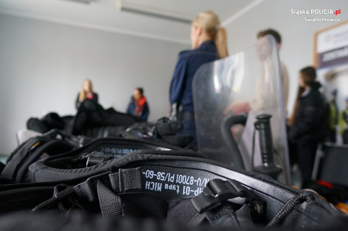 Uczniowie liceum z wizytą w świętochłowickiej komendzie policji