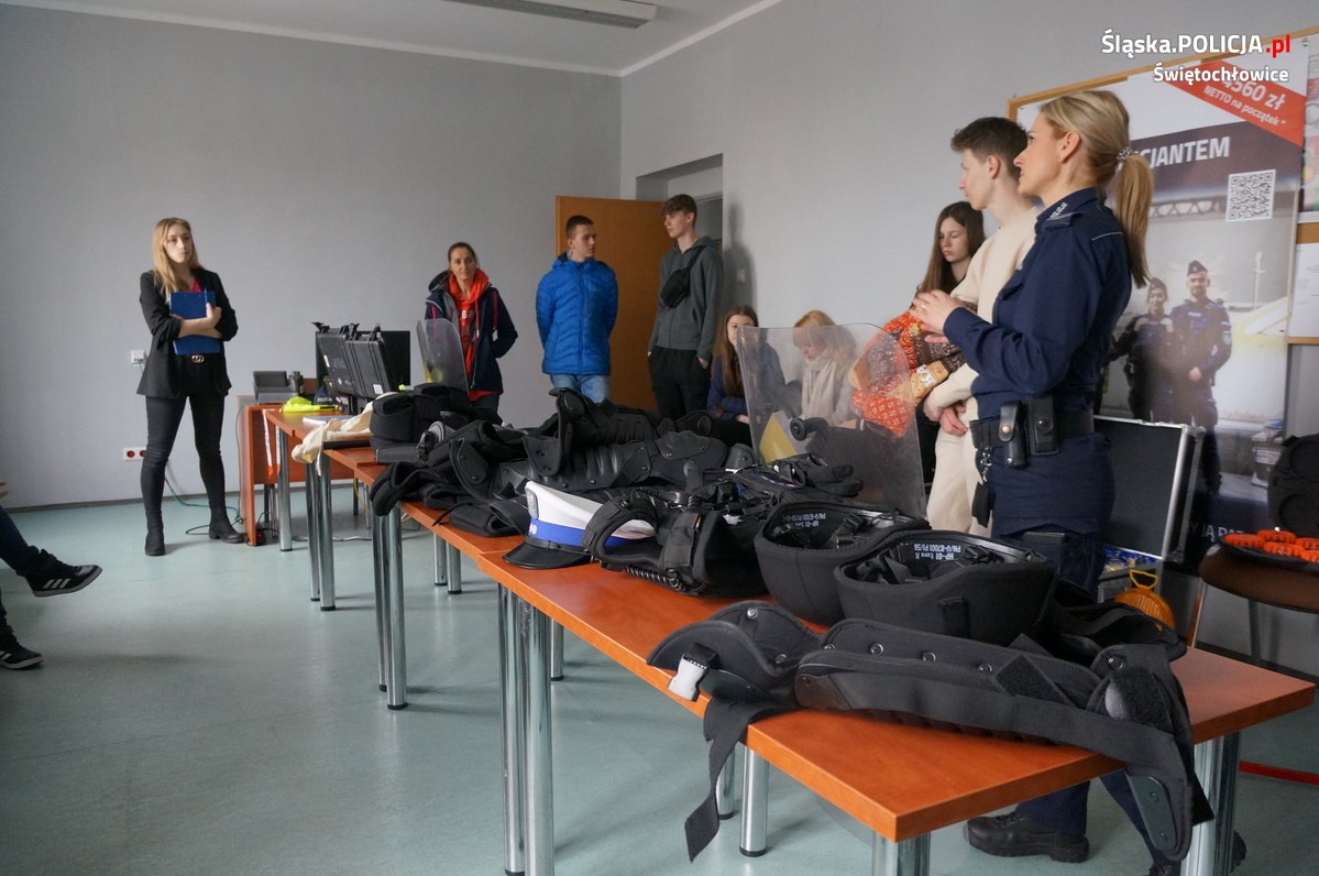 Uczniowie liceum z wizytą w świętochłowickiej komendzie policji