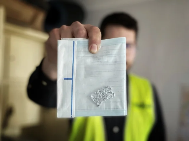 Spożywał alkohol na przystanku tramwajowym, a w kieszeni miał narkotyki