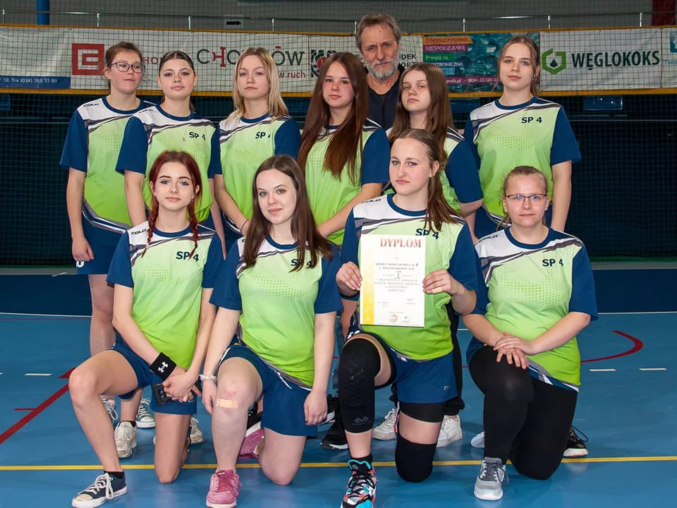 SP nr 4 z Świętochłowic najlepsza w rejonie w koszykówce dziewcząt!