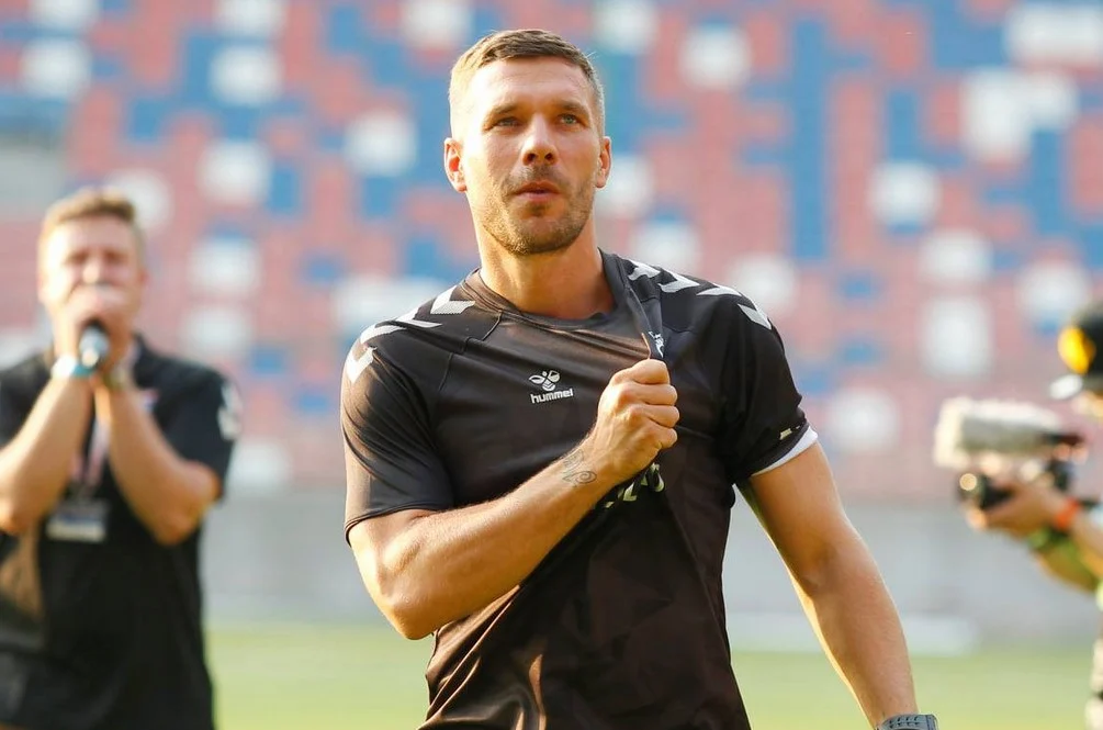 Zabrze: Lukas Podolski znieważony przez kibiców Piasta. Na trybunach wulgarny transparent