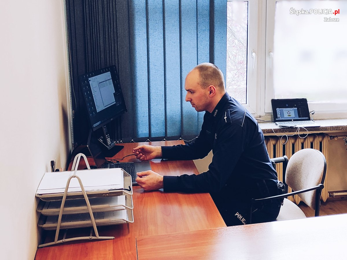 Policjant rozmawiał o odpowiedzialności prawnej nieletnich z dyrektorami szkół