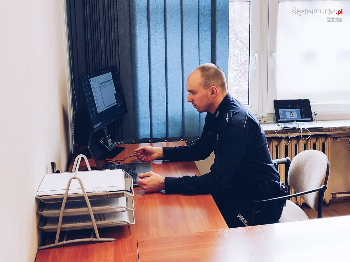 Policjant rozmawiał o odpowiedzialności prawnej nieletnich z dyrektorami szkół