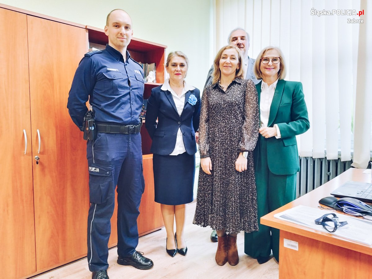 Policjant rozmawiał o odpowiedzialności prawnej nieletnich z dyrektorami szkół