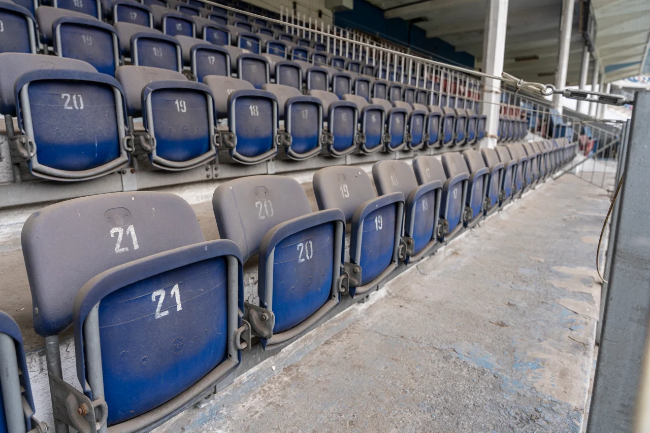 Arena Zabrze wyprzedaje pamiątkowe krzesełka z historycznej zachodniej trybuny [FOTO]