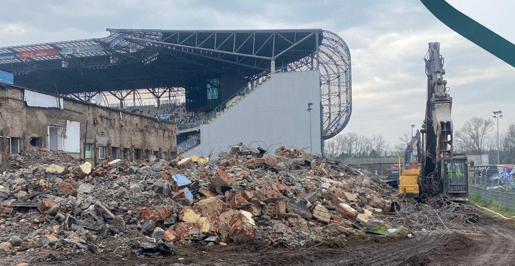 Trwa rozbiórka trybuny zachodniej. Stara część stadionu przechodzi do historii! [ZDJĘCIA]
