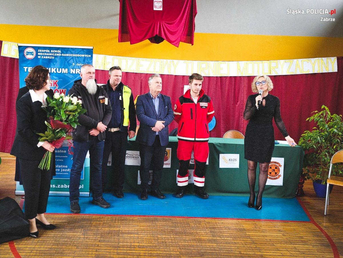 Policjanci na turnieju motoryzacyjnym