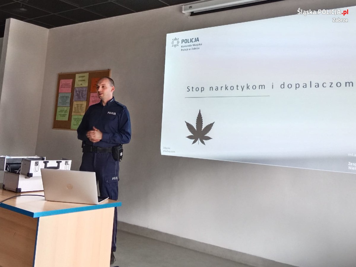 Policjanci zorganizowali profilaktyczne szkolenie dla pracowników MOPR