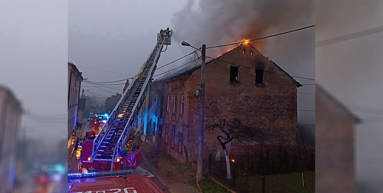 Groźny pożar w Dąbrowie Górniczej. Ewakuowano 12 osób! [ZDJĘCIA]