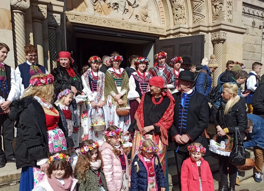 Wielka Sobota w rozbarskiej parafii św. Jacka w Bytomiu: Rozbarczanie poświęcili pokarmy w strojach regionalnych. Zobaczcie zdjęcia!
