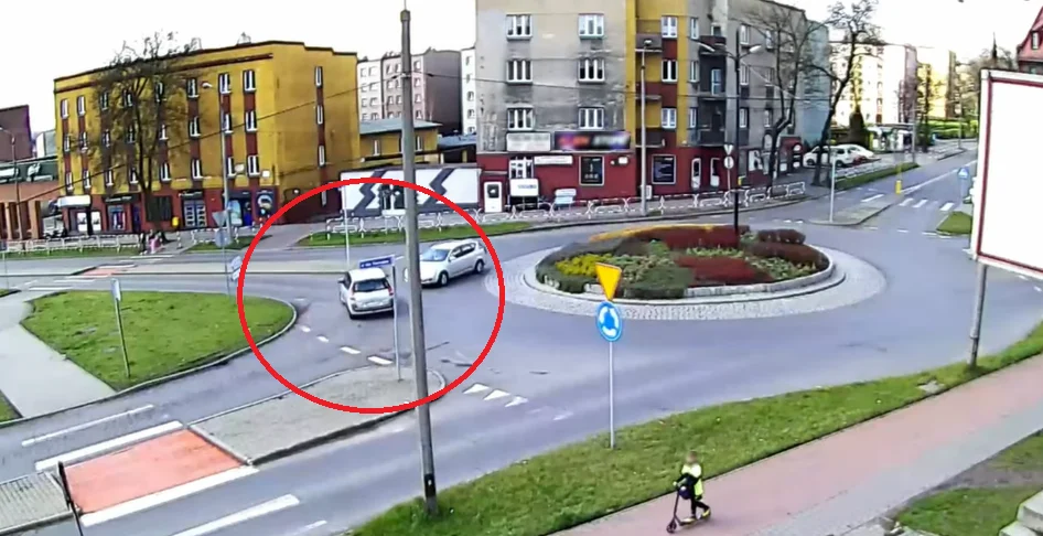 Na rondzie pod prąd! Kamery uwieczniły "mistrza" kierownicy na rondzie w Wirku