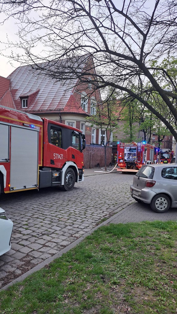 Pożar w I Liceum Ogólnokształcącym nr 1. Na miejscu cztery zastępy strażaków
