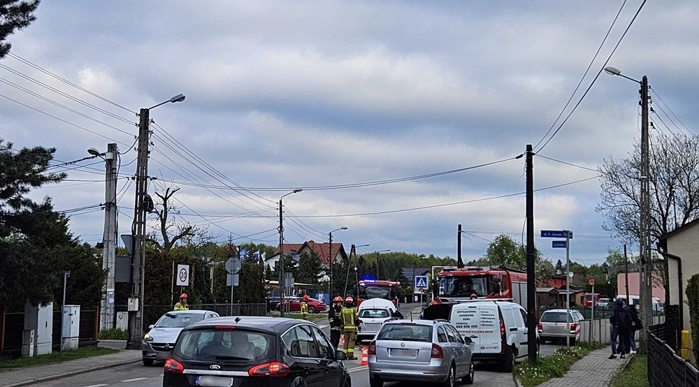 Kolizja dwóch samochodów w Halembie. Występowały utrudnienia w ruchu