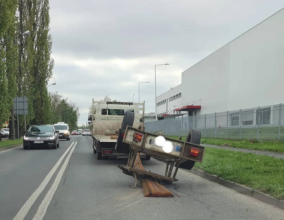 Przyczepa przewróciła się na zakręcie! Groźne zdarzenie na rudzkim skrzyżowaniu [FILM] 