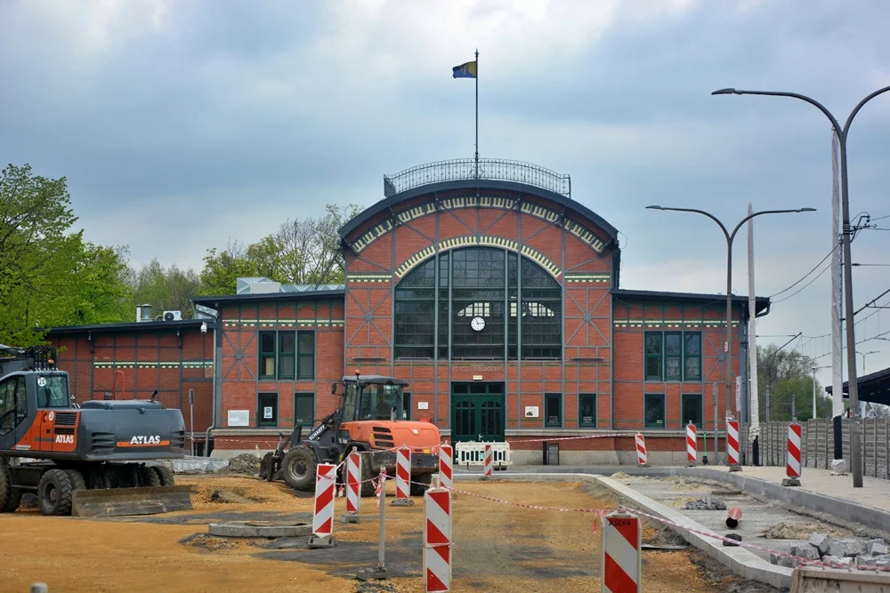 Trwa przebudowa placu przed dworcem w Chebziu [ZDJĘCIA]