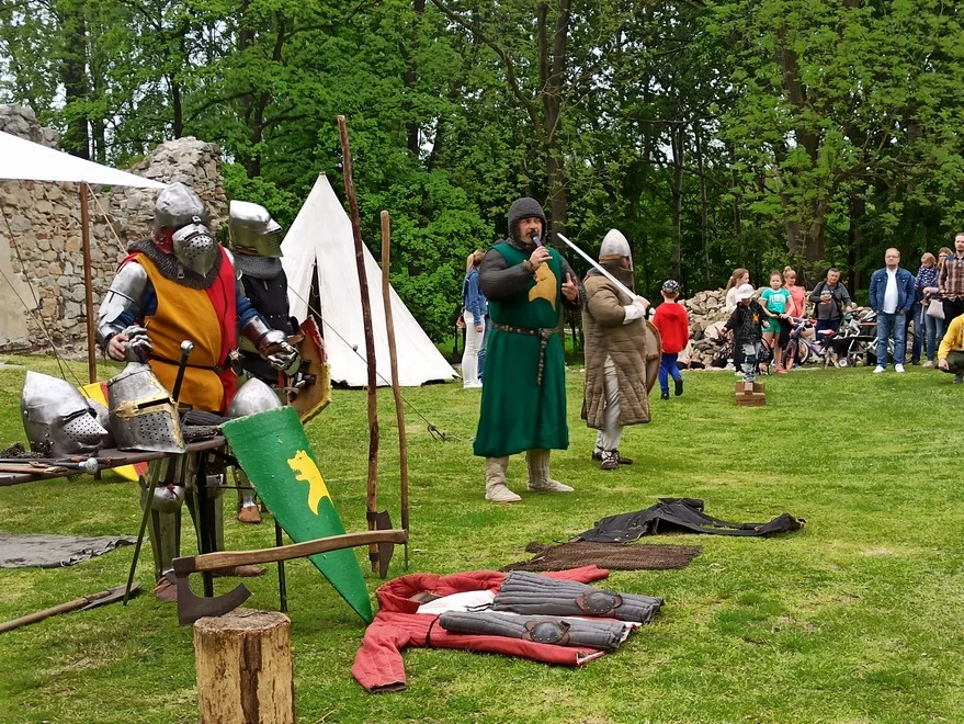 Słowianie przybyli do ruin zamku rudzkiego i domu Karola Goduli w Rudzie Śląskiej ZDJĘCIA