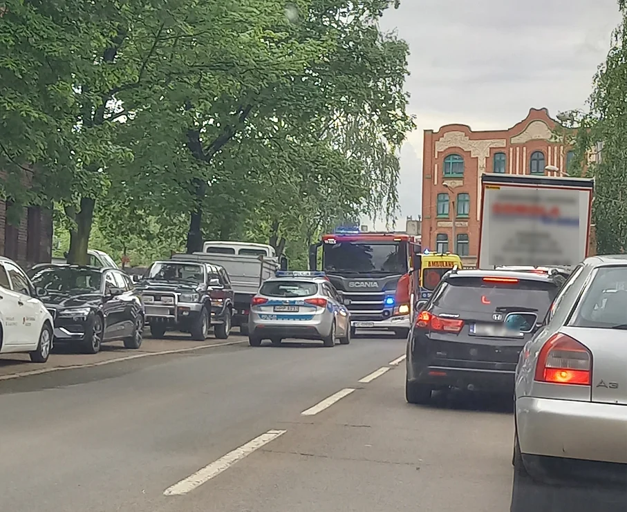 Zderzenie dwóch pojazdów na ul. Nowary. Jedna osoba przetransportowana do szpitala!