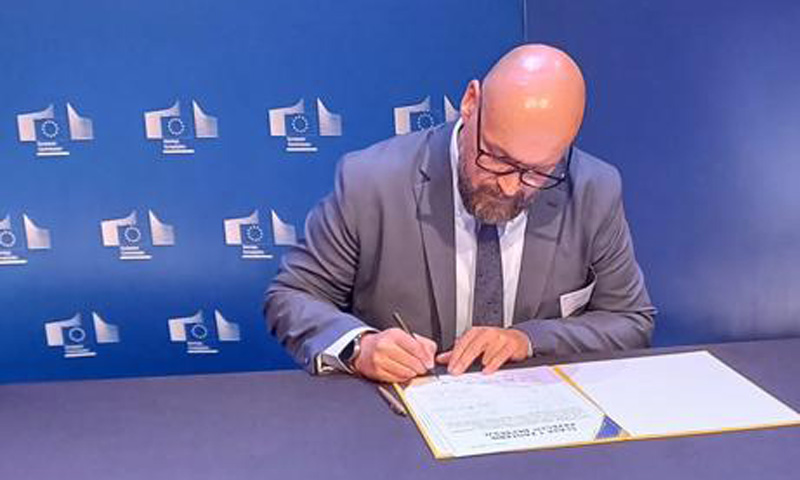 Pyskowice wraz z GZM przeciwko depresji. Adam Wójcik podpisał wspólną deklarację