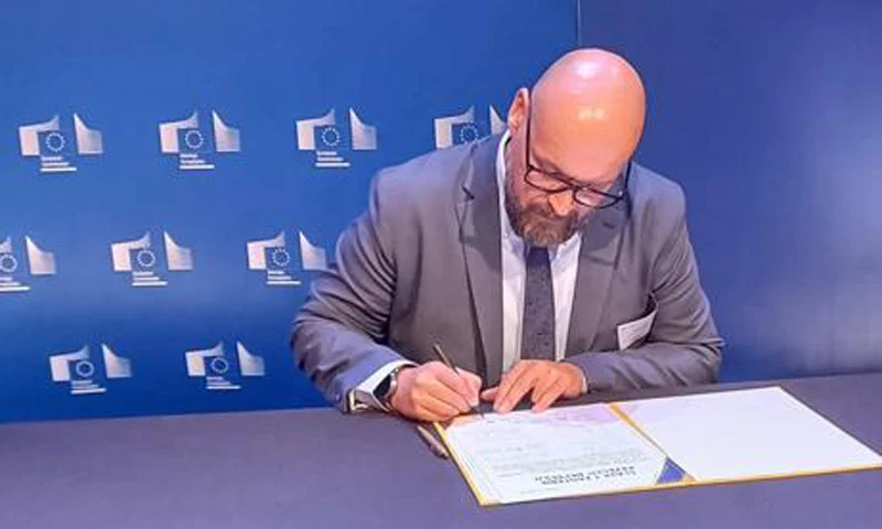Pyskowice wraz z GZM przeciwko depresji. Adam Wójcik podpisał wspólną deklarację