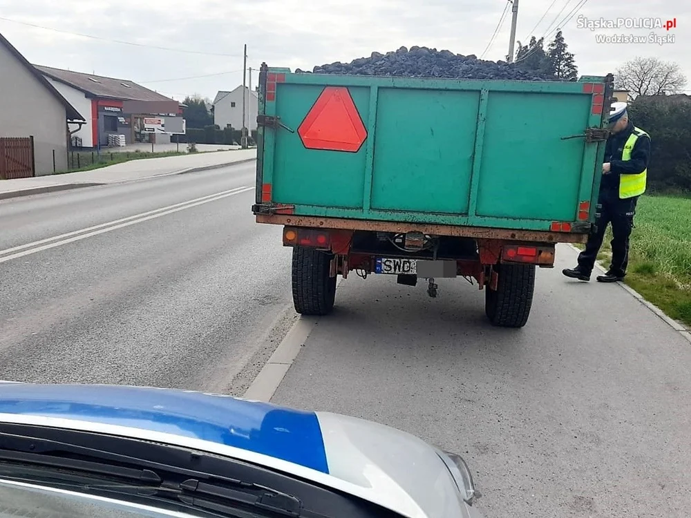 Wodzisław Śląski: Jechał traktorem i gubił węgiel!