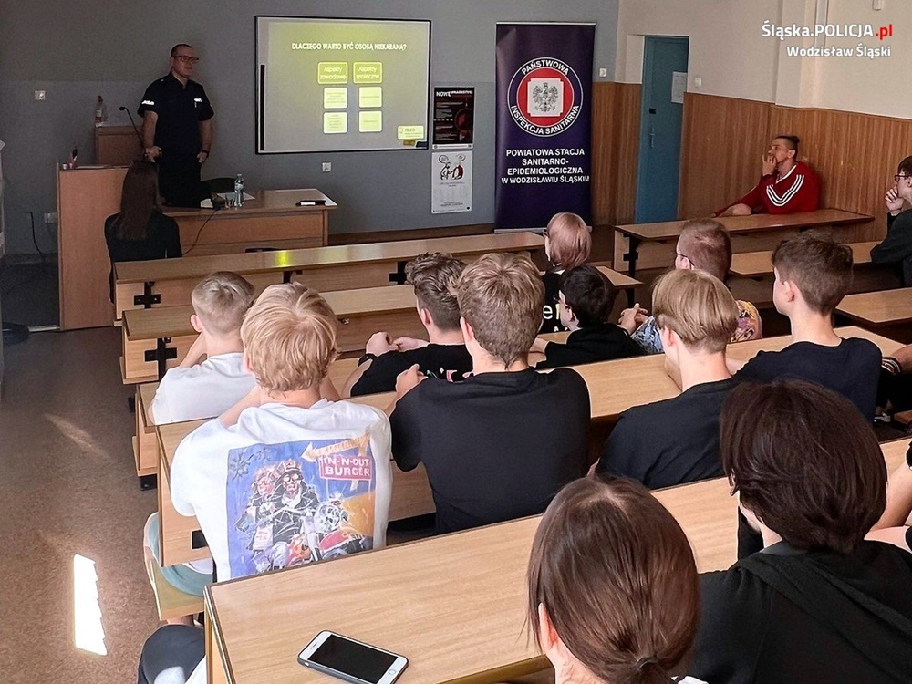 "Narkotyki i dopalacze zabijają". Wspólne działania wodzisławskiej policji i sanepidu