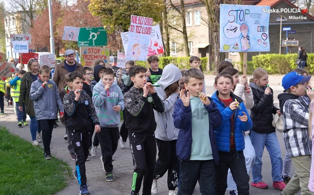 Łaziska Górne: Dzielnicowi z dziećmi w marszu przeciw przemocy