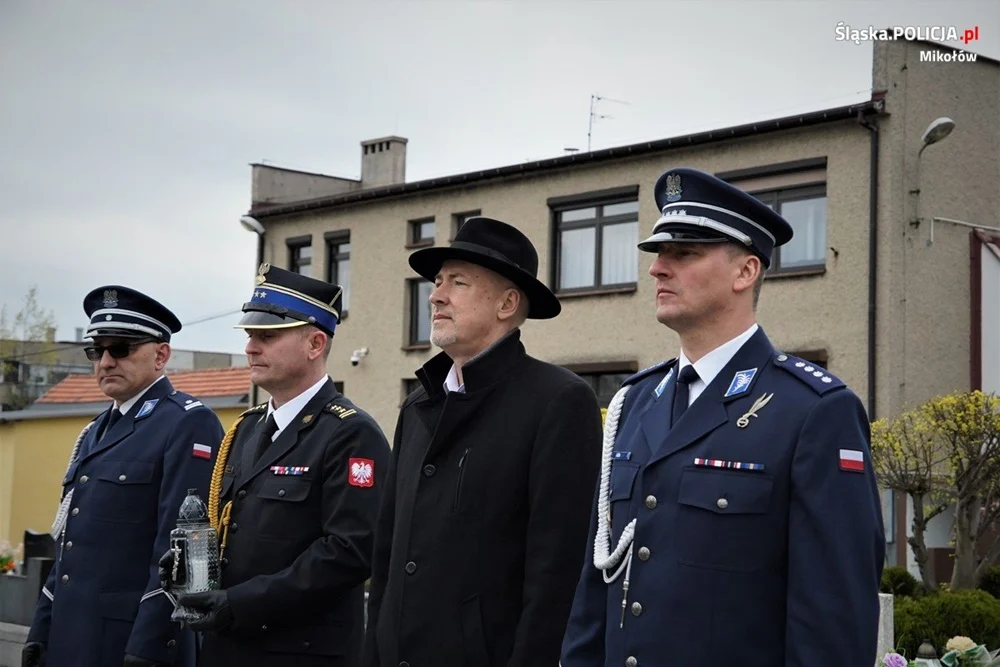 Policjanci z Łazisk Górnych podczas 102. rocznicy wybuchu III Powstania Śląskiego