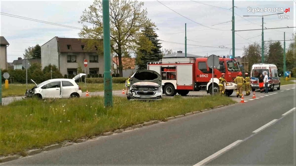 Wypadek na ulicy Sikorskiego w Tychach. Dwie osoby trafiły do szpitala!