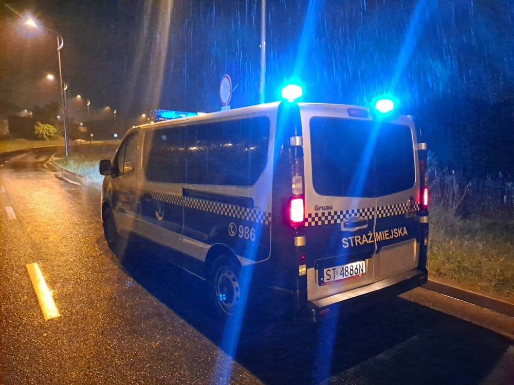 Wyziębiona seniorka leżała w kałuży. Właściwa reakcja mieszkańca Tychów