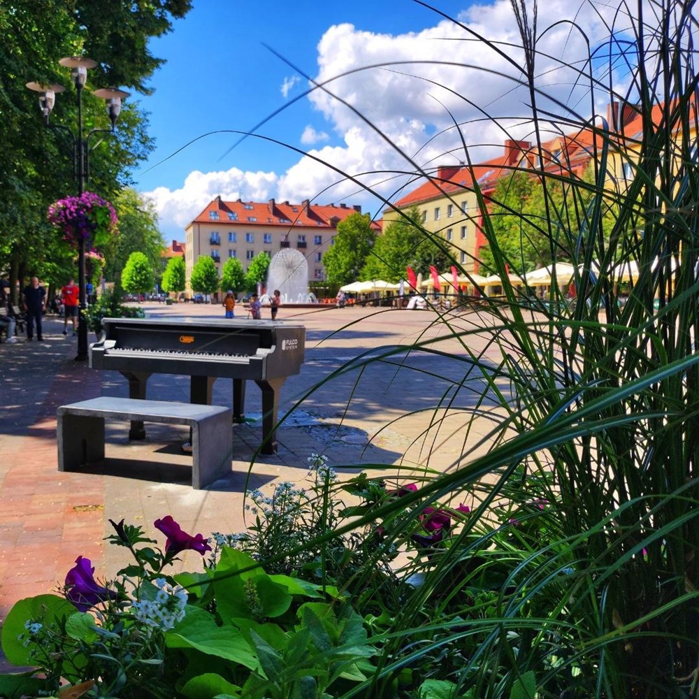 Tychy: Rusza cykl plenerowych koncertów fortepianowych na Placu Baczyńskiego