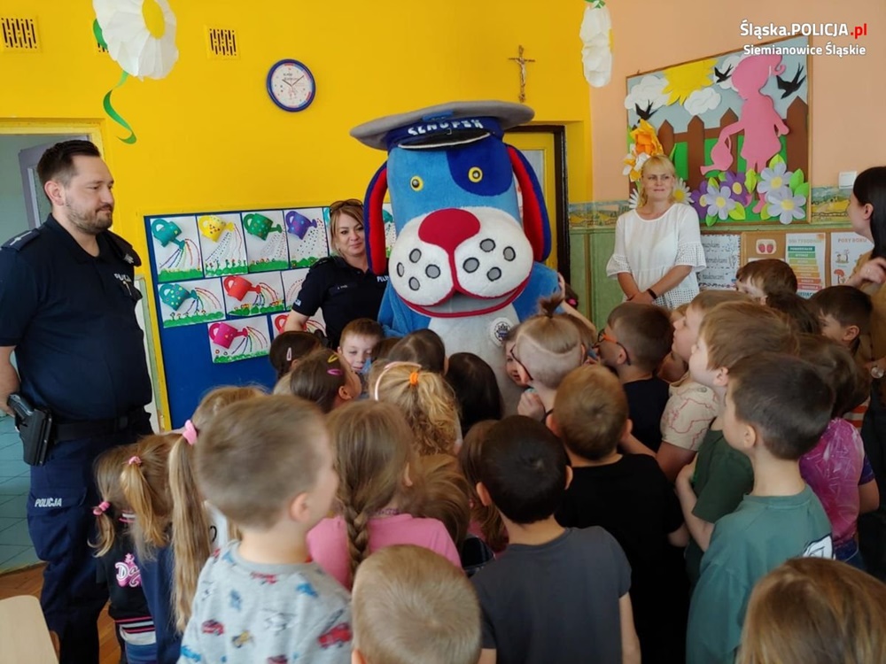 Sznupek i siemianowiccy policjanci odwiedzili milusińskich z Przedszkola nr 7