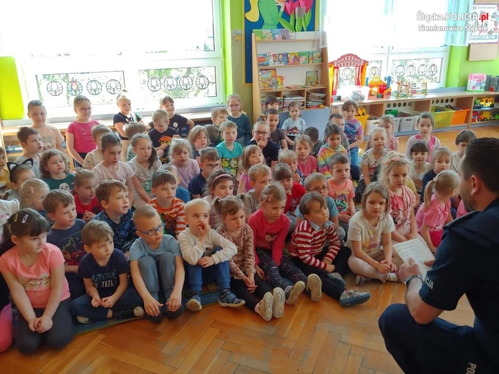 Sznupek i siemianowiccy policjanci odwiedzili milusińskich z Przedszkola nr 7