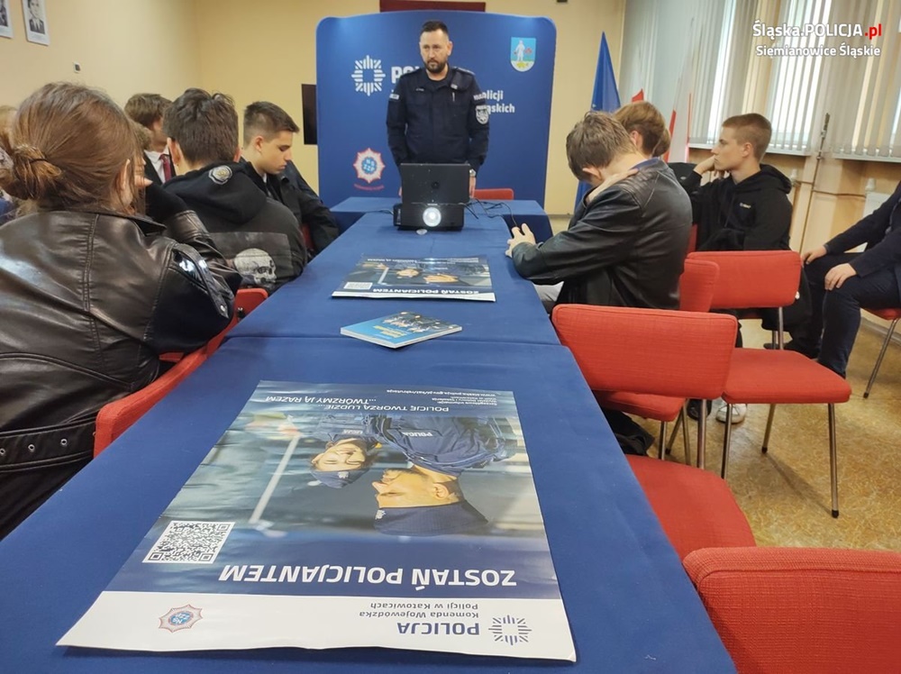 Uczniowie Meritum odwiedzili siemianowicką komendę. O pracy w policji z młodzieżą