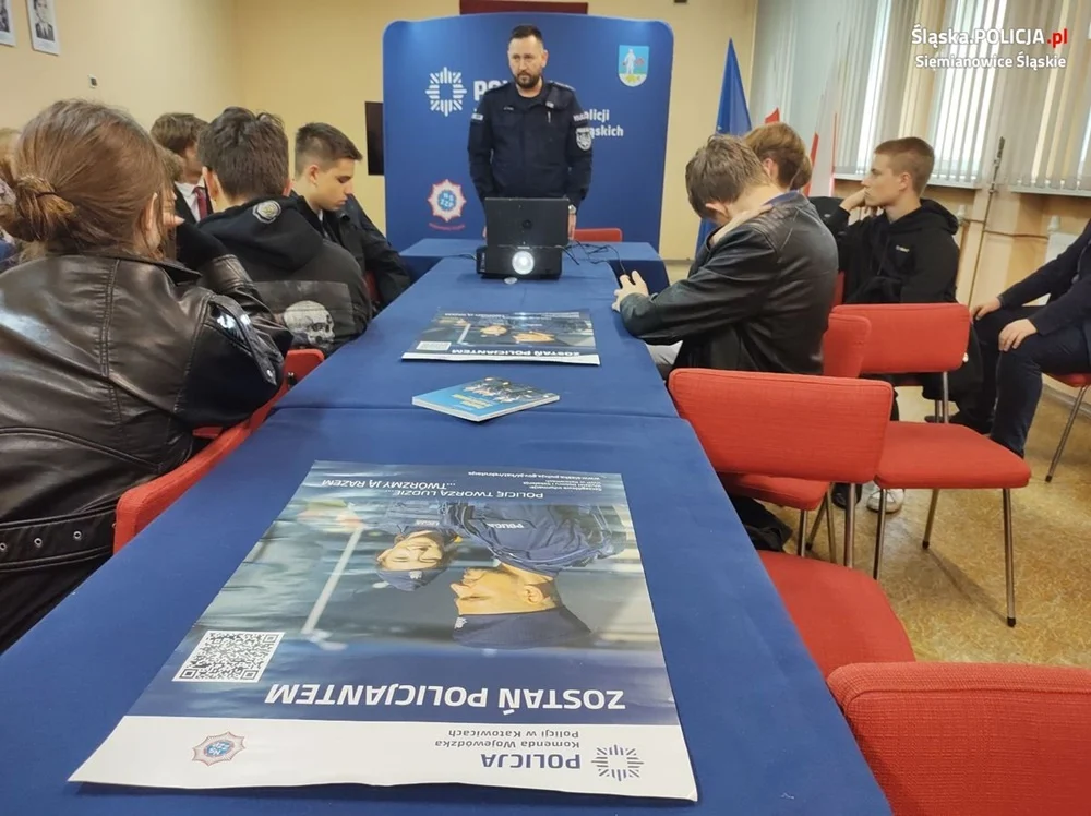 Uczniowie Meritum odwiedzili siemianowicką komendę. O pracy w policji z młodzieżą