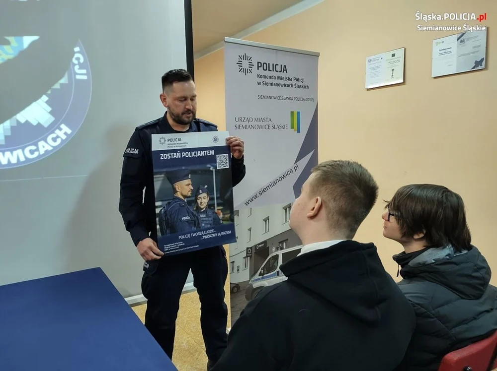 Uczniowie Meritum odwiedzili siemianowicką komendę. O pracy w policji z młodzieżą