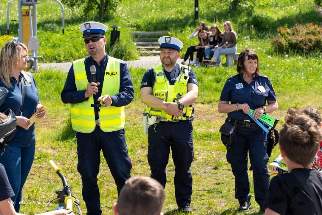 Prelekcja z miłośnikami jazdy na rowerach i nie tylko. Policjanci tłumaczyli przepisy