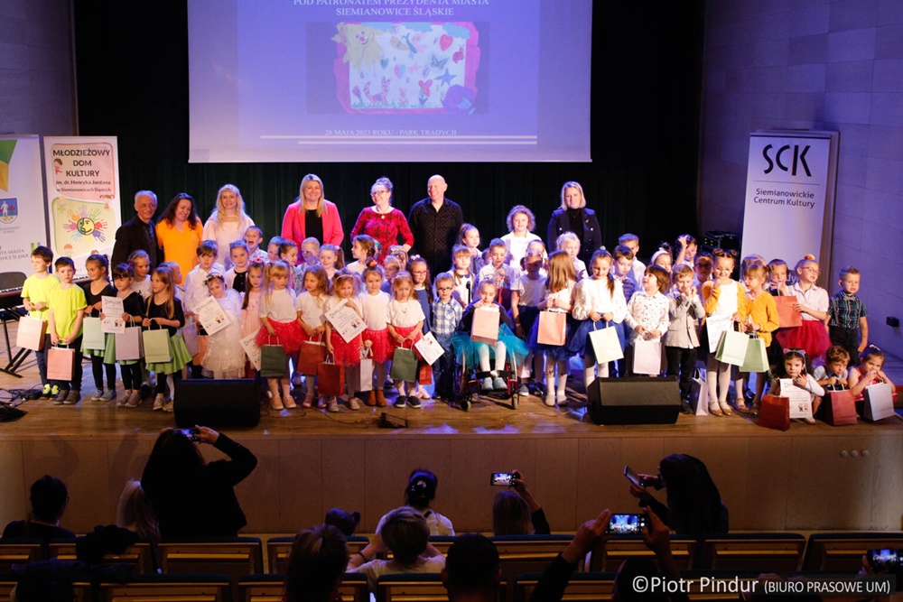 Dzieci zaśpiewały dla swoich mam w SCK Park Tradycji w Siemianowicach Śląskich