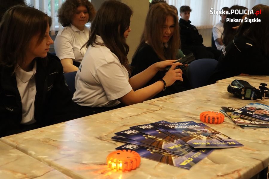 Klasa policyjna z wizytą w piekarskiej komendzie. O co pytali uczniowie?