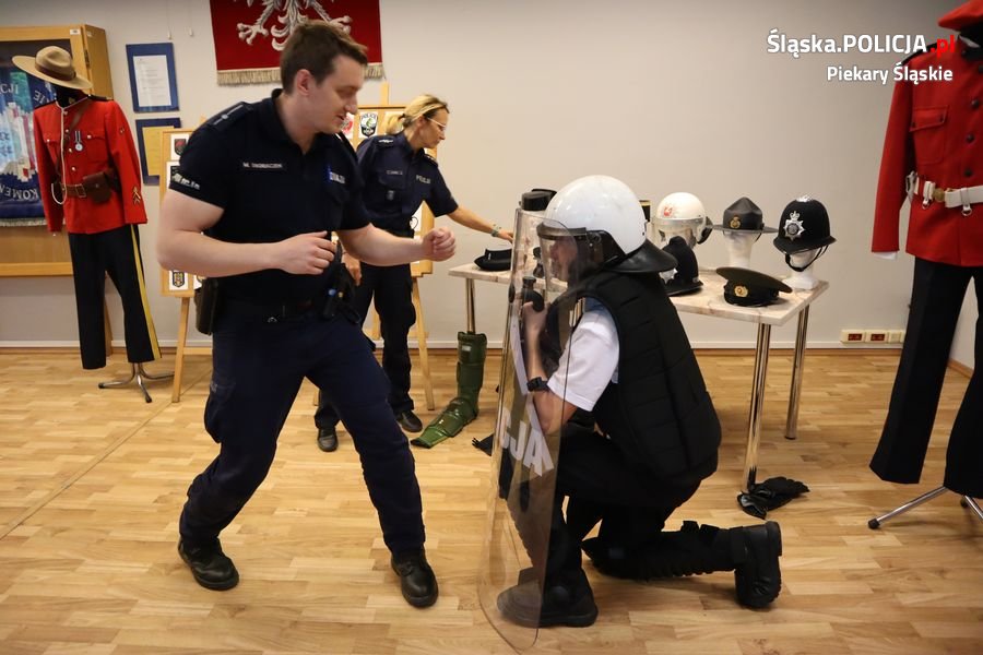 Klasa policyjna z wizytą w piekarskiej komendzie. O co pytali uczniowie?