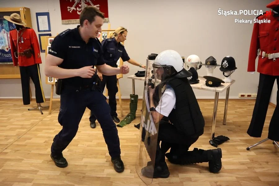 Klasa policyjna z wizytą w piekarskiej komendzie. O co pytali uczniowie?