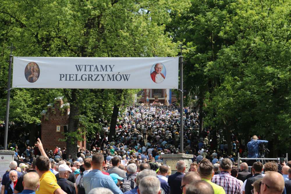Mężczyźni i młodzieńcy pielgrzymowali do Matki Bożej Piekarskiej