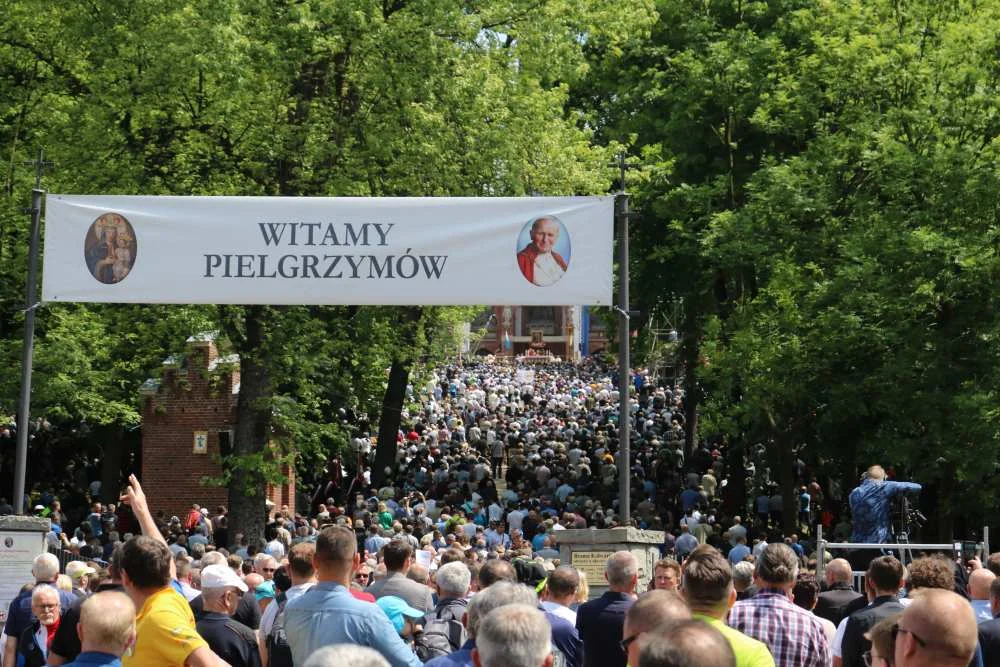Mężczyźni i młodzieńcy pielgrzymowali do Matki Bożej Piekarskiej