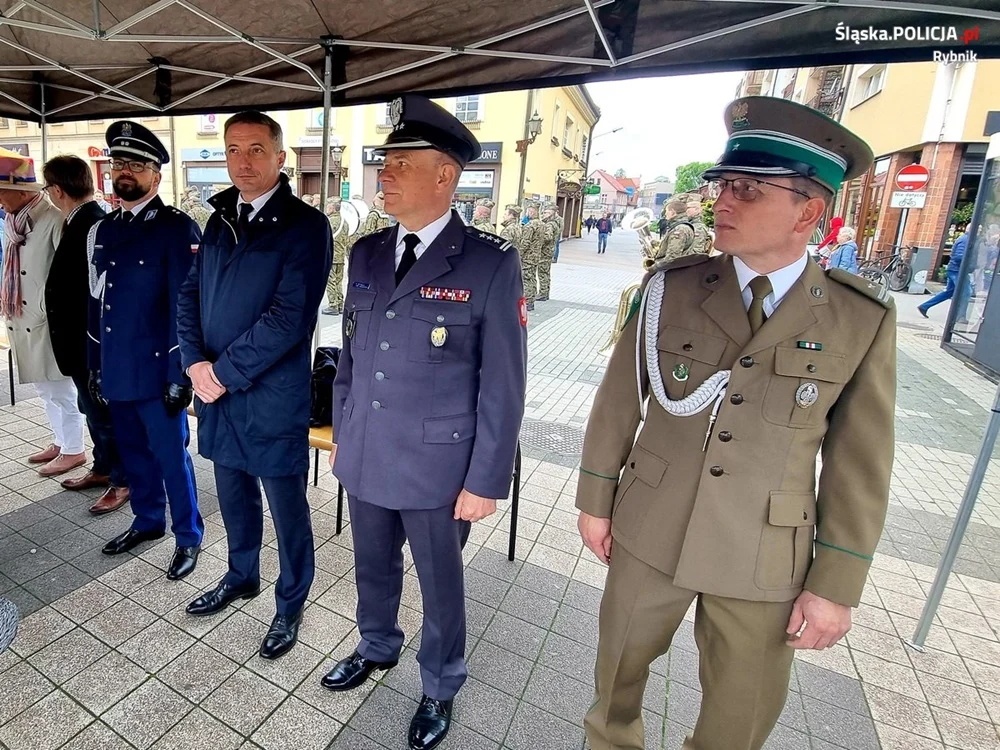 Ślubowanie klas mundurowych na rybnickim rynku. Policjanci zapraszali do swoich szeregów